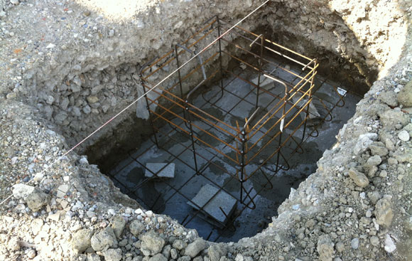 Fondations : vue détaillée d'un plot en béton armé.