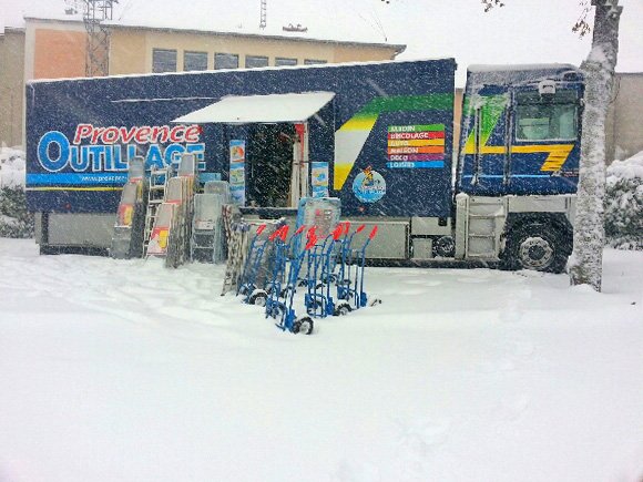 Un camion, la neige sur Cunlhat, mercredi…