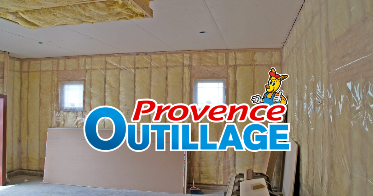 Photo d'un garage en chantier : murs et plafond recouverts de laine de verre jaune/orange typique, avec logo Provence Outillage en overlay bleu/jaune et mascotte.